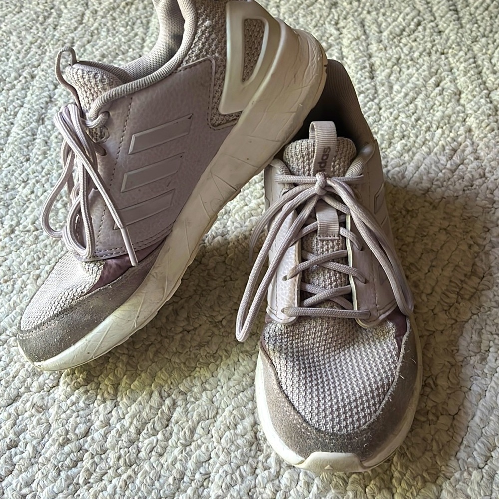 Ladies Adidas tennis shoes, gray size 6